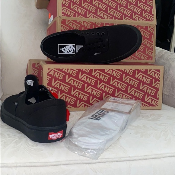 Vans black Era skate shoes with Free Socks - Picture 2 of 2